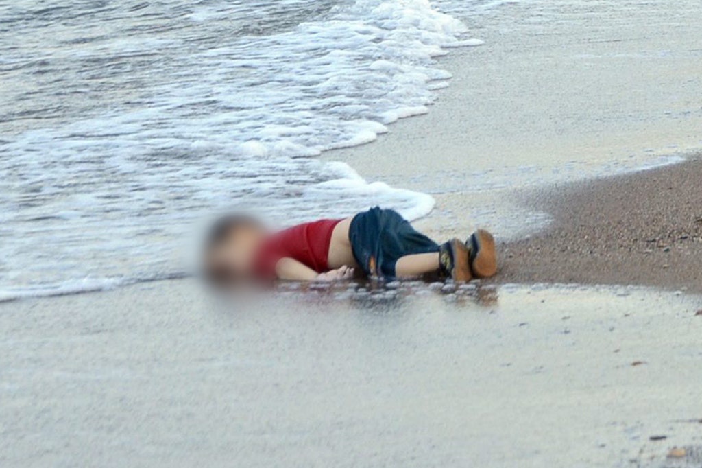 Der angespülte Körper des Flüchtlingskindes Alan Kurdi, das bei einem gescheiterten Versuch über das Mittelmeer von der Türkei zur griechischen Insel Kos zu gelangen, liegt am Strand. 