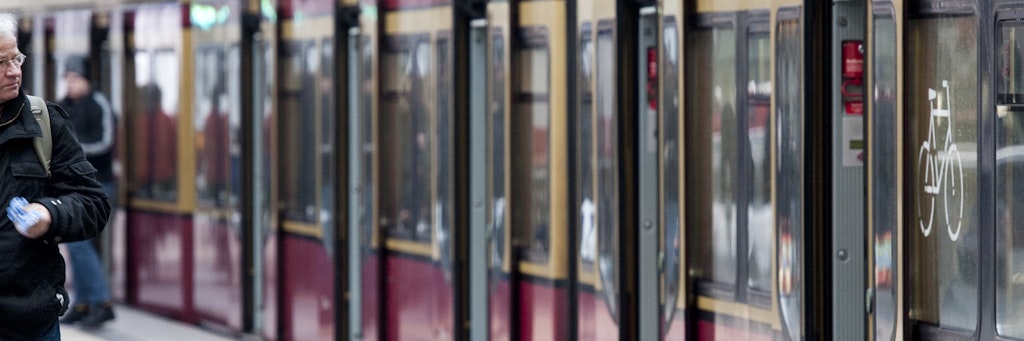 Das Fahrperonal drückt auf einen Knopf - und alle Türen gehen auf.