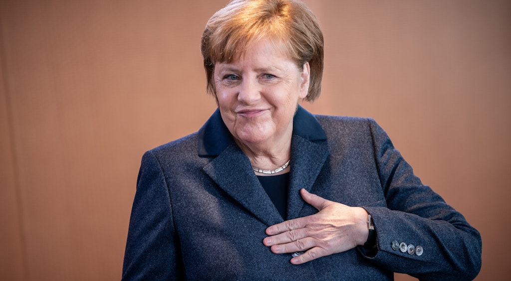 Den Hand aufs Herz-Gruß statt Händeschütteln wählen viele Politiker, wie hier Bundeskanzlerin Angela Merkel
