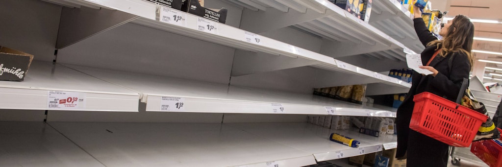 Aufgrund des Corona-Virus wurden in Supermärkten in Berlin Nudeln, Reis, Klopapier und Brotartikel leergekauft.