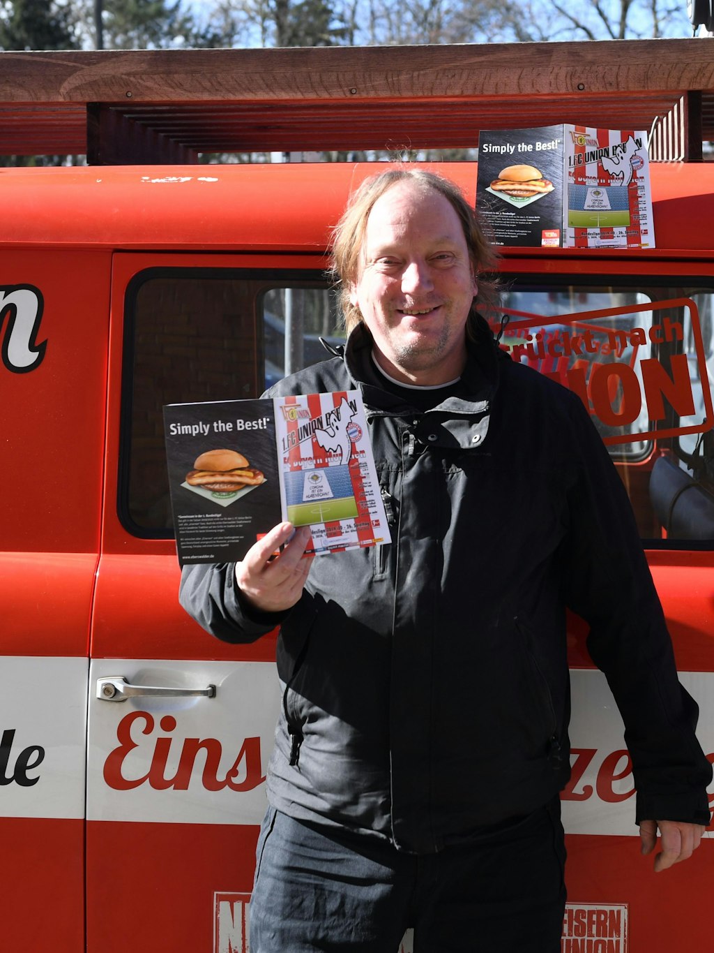 Olaf Forner alias Taz-Unioner mit dem Programmheft zm ausgefallenen Geisterspiel gegen den FC Bayern.