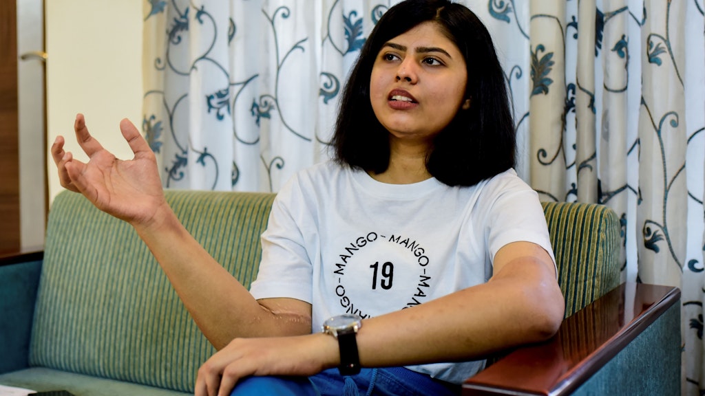 Shreya Siddanagowder (21) bei einem Interview in Pune, Indien. Man sieht, wie sich die Männer-Hände ihrem Teint angepasst haben.