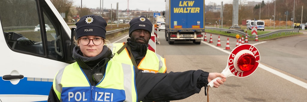 Polizeibeamte bei Kontrollen am Grenzübergang Goldene Bremm (Saarland) zu Frankreich. 