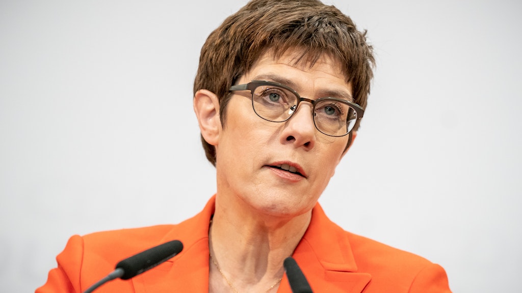 Verteidigungsministerin Annegret Kramp-Karrenbauer (CDU) sicherte zu, dass die Bundeswehr sich im Kampf gegen das Coronavirus mit beteiligt.