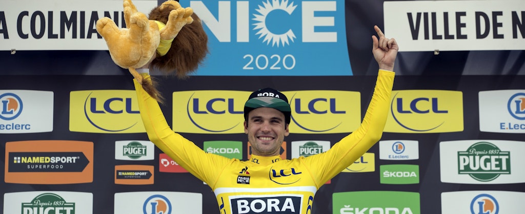Sieht fast aus wie bei der Tour de France, ist aber die Siegerehrung bei Paris-Nizza mit Maximilian Schachmann. 
