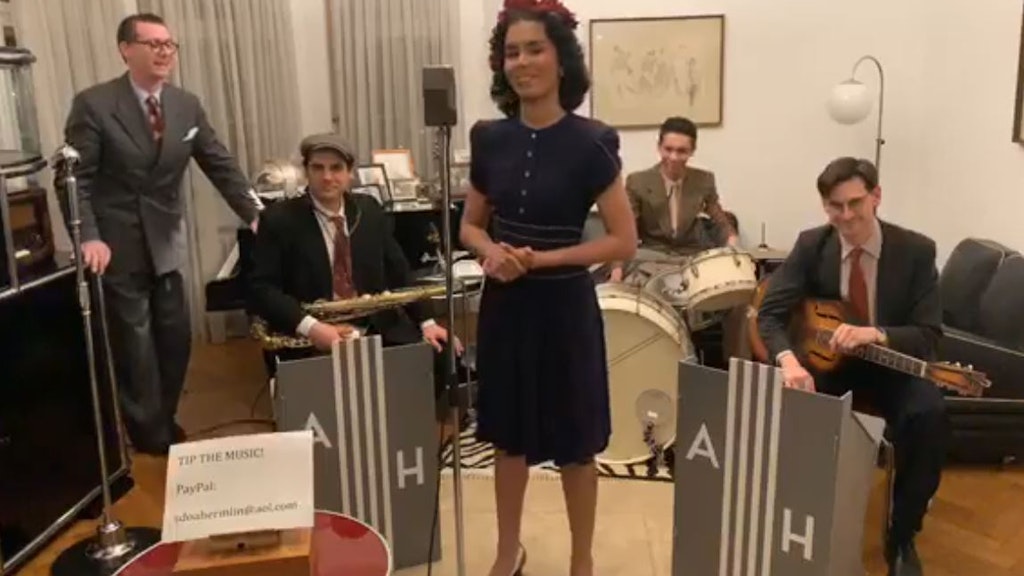 Das Wohnzimmer-Konzert von Andrej Hermlin, am Mirkrofon singt seine Tochter Rachel.