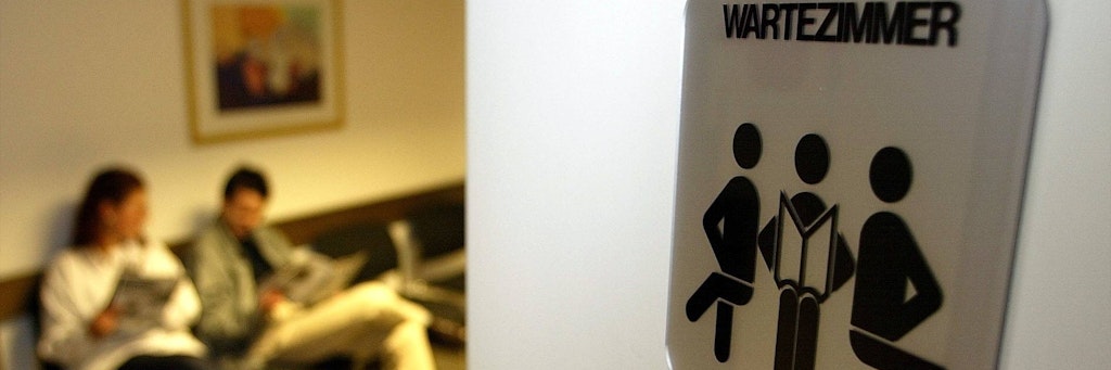 Patienten im Wartezimmer einer Arztpraxis (Symbolfoto).