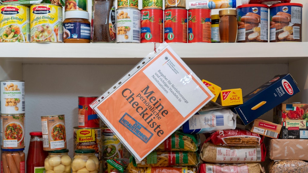 Eine ausgehängte Checkliste des Bundesamts für Bevölkerungsschutz hilft Kunden dabei, im Supermarkt das Richtige zu kaufen – und nicht zu viel.