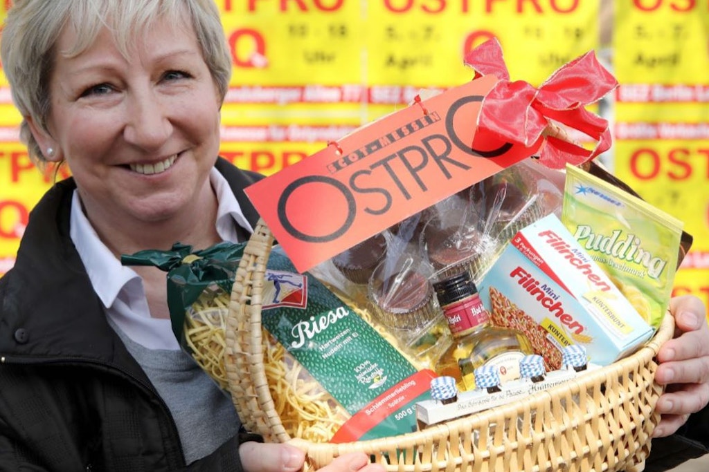 Ostpro-Chefin Ramona Oteiza, hier mit einem Präsentkorb, muss die Messe absagen. Verluste drohen. Sie hofft, dass im Mai die Besucher kommen können.