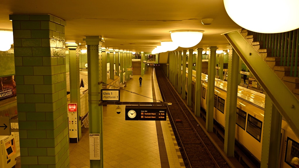 Die U-Bahn am Alexanderplatz in Berlin-Mite bleibt leer.