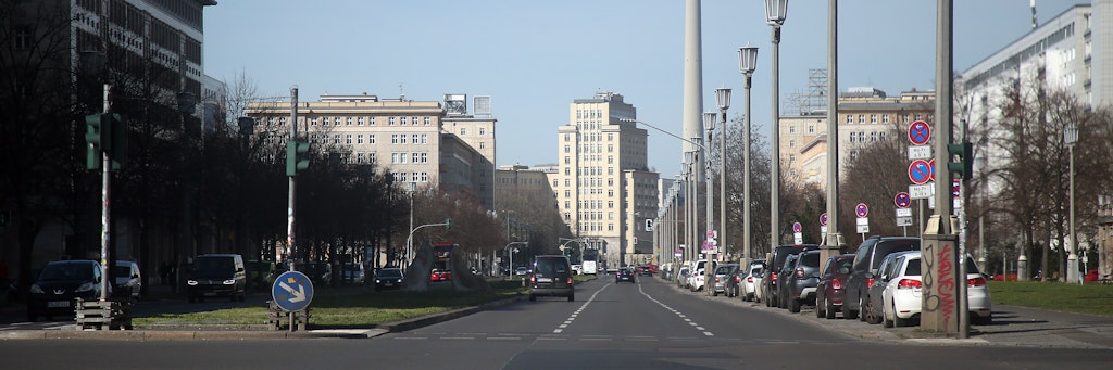 Auf der Frankfurter Alle in Richtung Alexanderplatz ist wenig nur Verkehr zu beobachten.