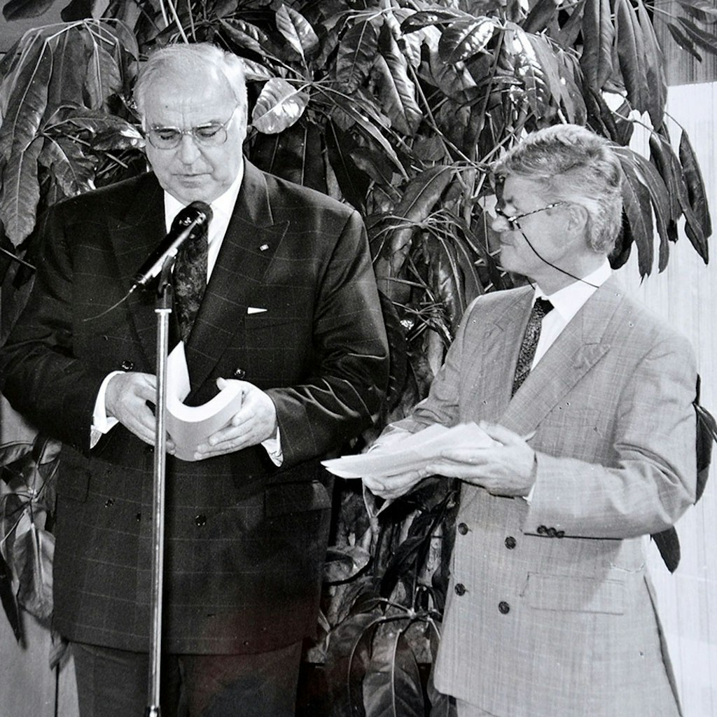 Als Chef des Beirats „Globale Umweltveränderungen“ überreicht Hartmut Graßl 1993 einen Bericht an Kanzler Helmut Kohl.