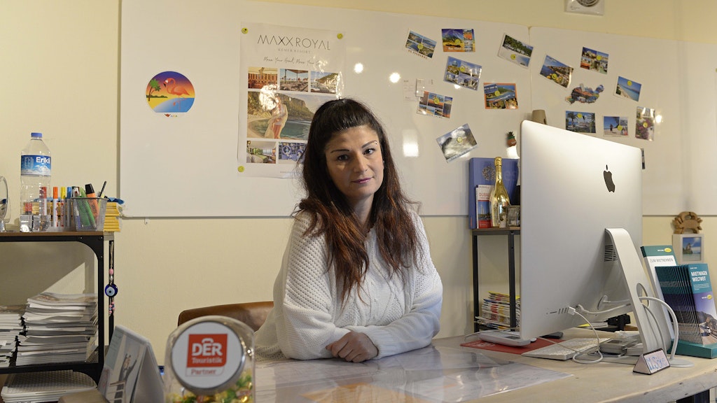Sehmeran Adler hat vor eineinhalb Jahren ein Reisebüro in Kreuzberg eröffnet. Nun muss sie alle Reisen stornieren. Sie hofft, dass ihr kleines Unternehmen die Krise überlebt.