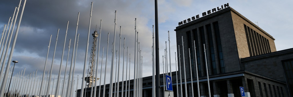 Der Senat unter Führng des Regierenden Michael Müller verkündete am Dienstag neue Maßnahmen. In der Messe entsteht eine Corona-Klinik.