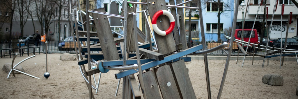Ein Spielplatz in Kreuzberg ist menschenleer. Das könnte sich bald wieder ändern.