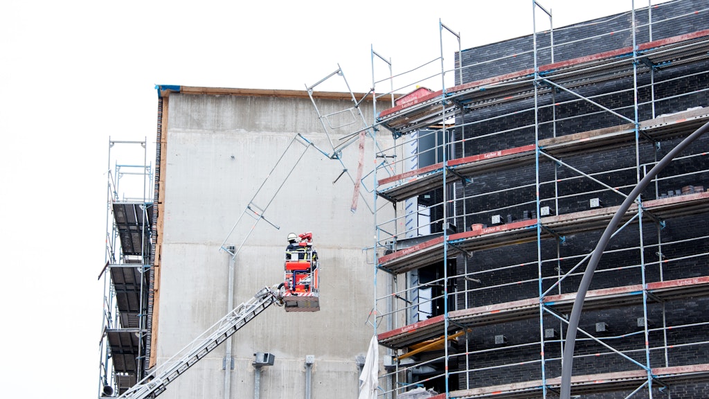 Die Feuerwehr musste das Gerüst nach dem Unglück wieder stabilisieren