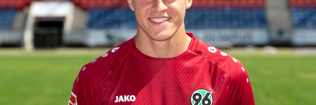 Hannovers Timo Hübers infizierte sich als erster Profi.