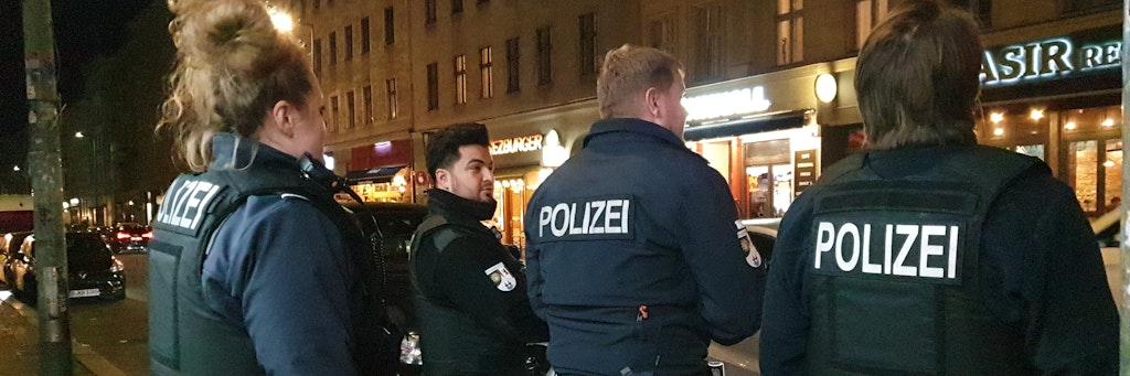 Einsatzkräfte der Berliner Polizei kontrollieren die Einhaltungen der Schließ-Verordnung für Lokale. Sie tragen keine Schutzmasken. 