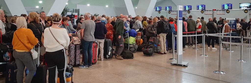 Passagiere warten am Flughafen in Marrakesch auf die Heimreise.