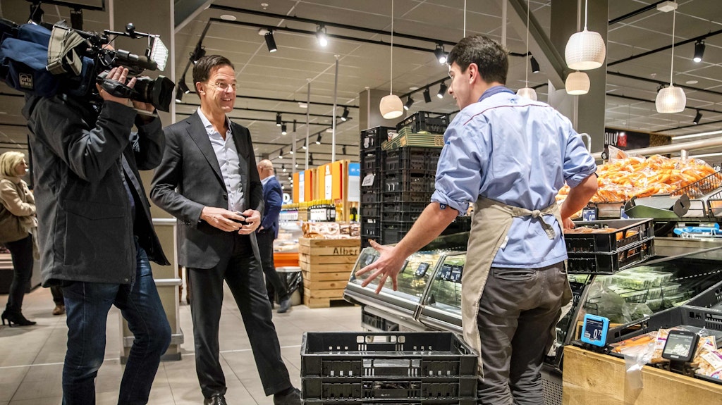 Der niederländische Regierungschef Mark Rutte auf Supermarkttour.