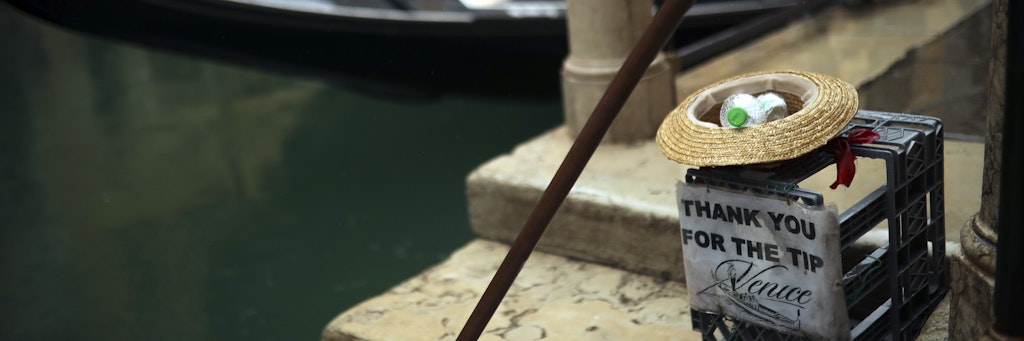Stillstand in Venedig: Auf dem Steg liegt ein Hut auf einer Kiste mit der Aufschrift "Danke für das Trinkgeld". 