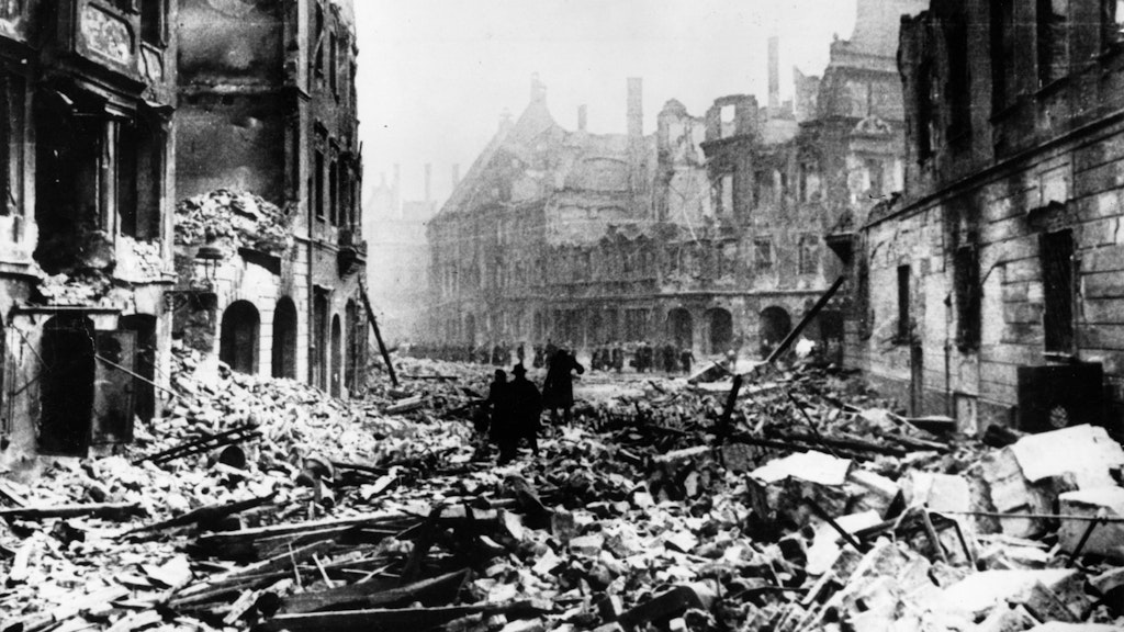 Eine Straße in Berlin im April 1945: Überlebende ziehen durch eine Ruinenlandschaft. 