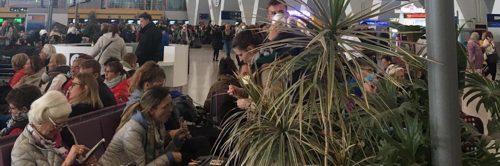 Hier warten die deutsche Reiseopfer der Corona-Krise am Flughafen.