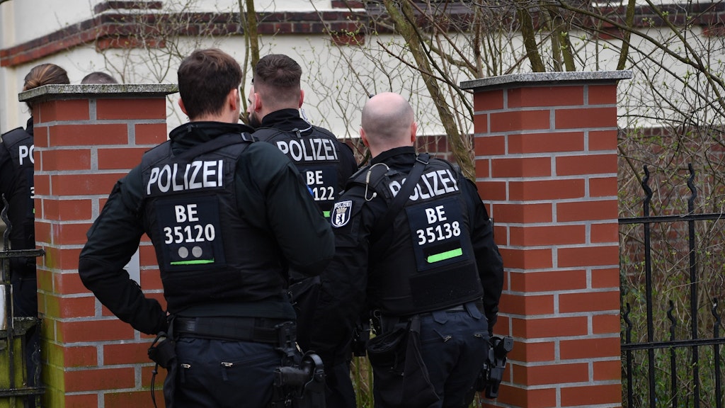 Einsatzkräfte der Polizei bei den Durchsuchungsmaßnahmen am Donnerstag in Berlin.