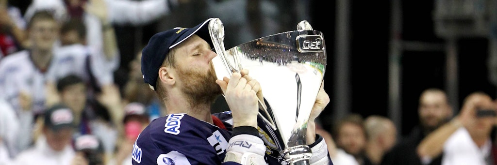 Siebenmal küsste André Rankel als Eisbär den Meisterpokal. 2013 so richtig innig.