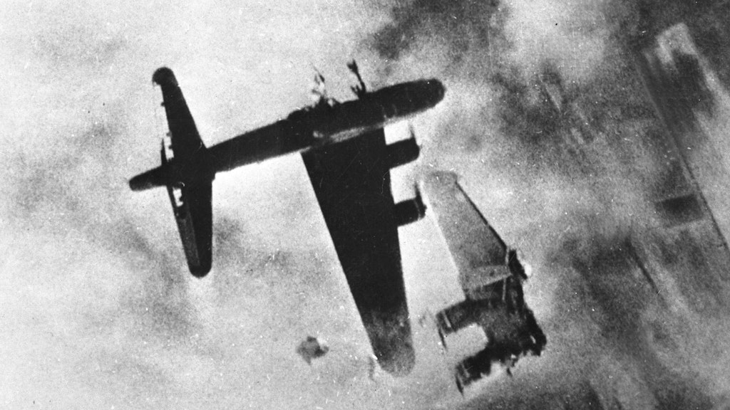 Die Luftangriffe auf die deutsche Hauptstadt und ihre Region nehmen Anfang 1945 zu. Dieser amerikanische Bomber wird am 10. April über Oranienburg abgeschossen. 