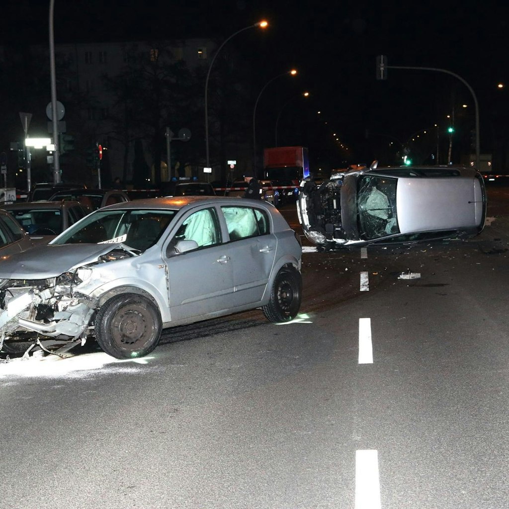 Der Grazer Platz war überzogen mit vielen Wrackteilen der Autos.