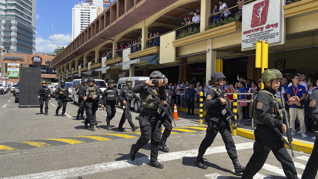 In einem Einkaufszentrum in der philippinischen Hauptstadt Manila hat ein bewaffneter Mann Berichten zufolge mehrere Menschen als Geiseln genommen.