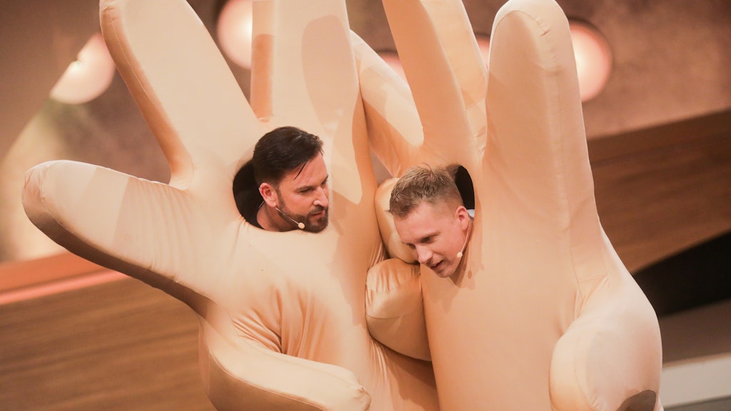 Oliver Pocher (r) und Michael Wendler stehen sich bei einem Spiel in zwei "Handpuppen" gegenüber. 