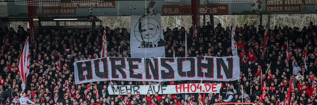 Das geht zu weit: Durch diesen Doppelhalter gegen Dietmar Hopp sind jetzt Union-Fans ins Visier der Polizei geraten.