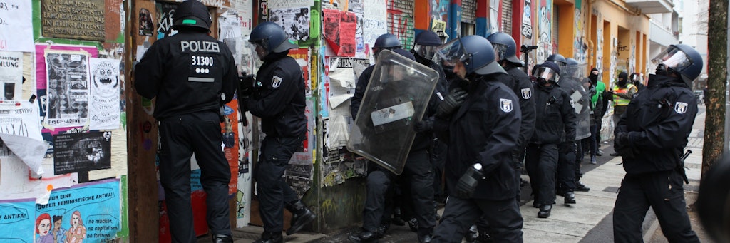 Eine Sicherungseinheit der Polizei betritt das besetzte Haus in der Rigaer Straße, nachdem ein Haftbefehl vollstreckt worden ist.