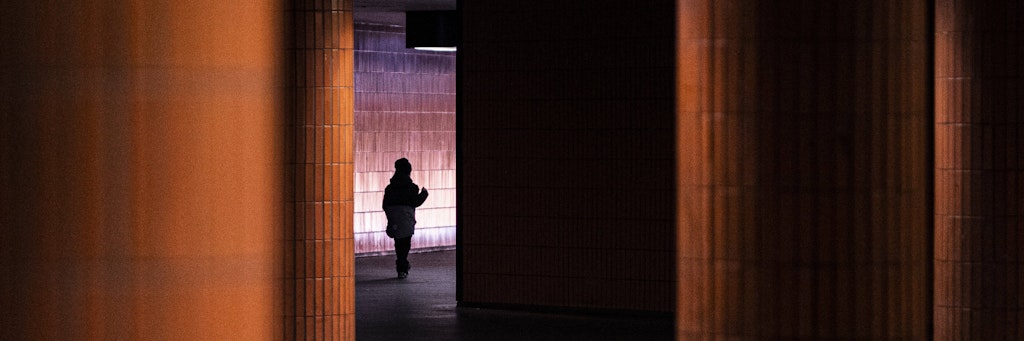 Die Mutter des 12-jährigen Mädchens und ihr Partner stehen wegen sexuellen Missbrauchs vor Gericht. (Symbolbild)