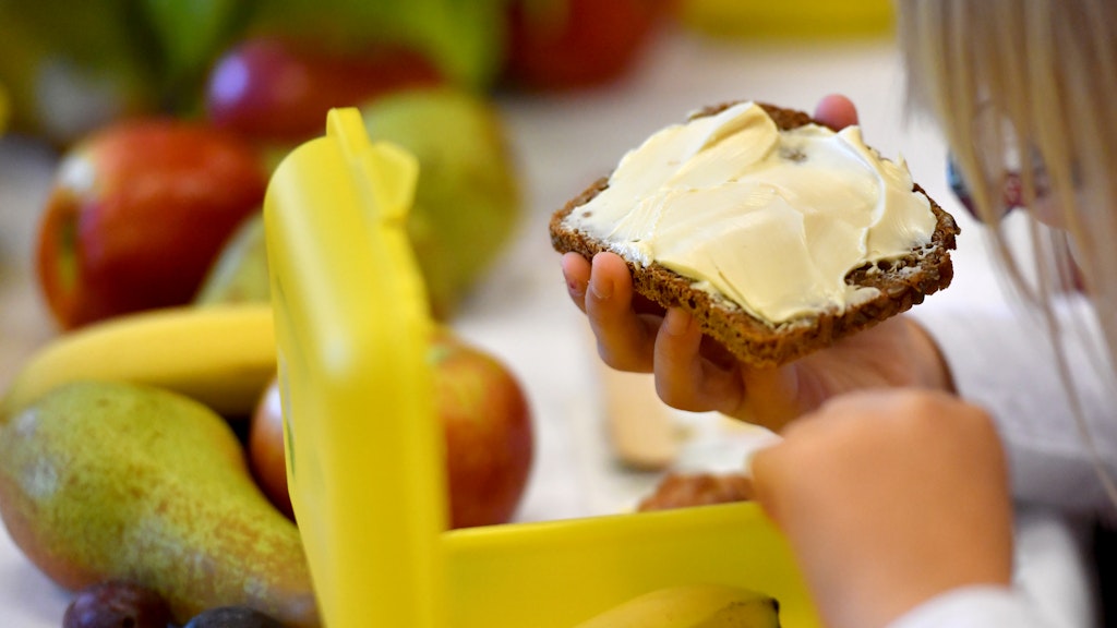 Gesund soll es sein: In eine Brotbox für Schule oder Kindergarten gehören ein Vollkornbrot sowie frisches Obst oder Gemüse.
