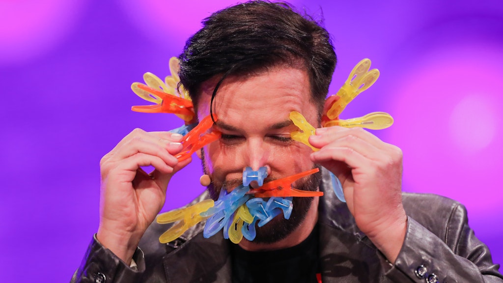 Michael Wendler klemmt sich in der Live-Show "Pocher vs. Wendler - Schluss mit lustig!" 25 Wäscheklammern ins Gesicht. 