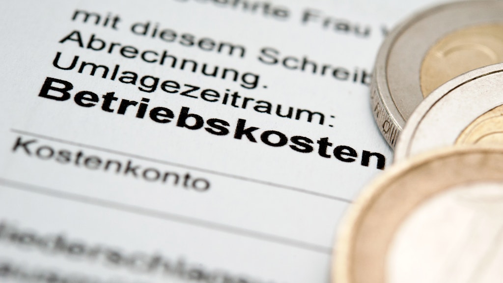 Ein kritischer Blick auf die Betriebskostenabrechnung kann sich lohnen. Denn nicht alle Posten dürfen abgerechnet werden. 