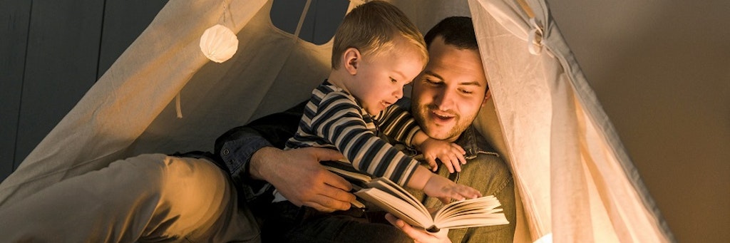 Mit einem Märchenzelt schafft Papa eine gemütliche Kulisse. Wenn er dann noch an spannenden Stellen Pausen beim Vorlesen macht, bringt das die Atmosphäre zum Knistern.