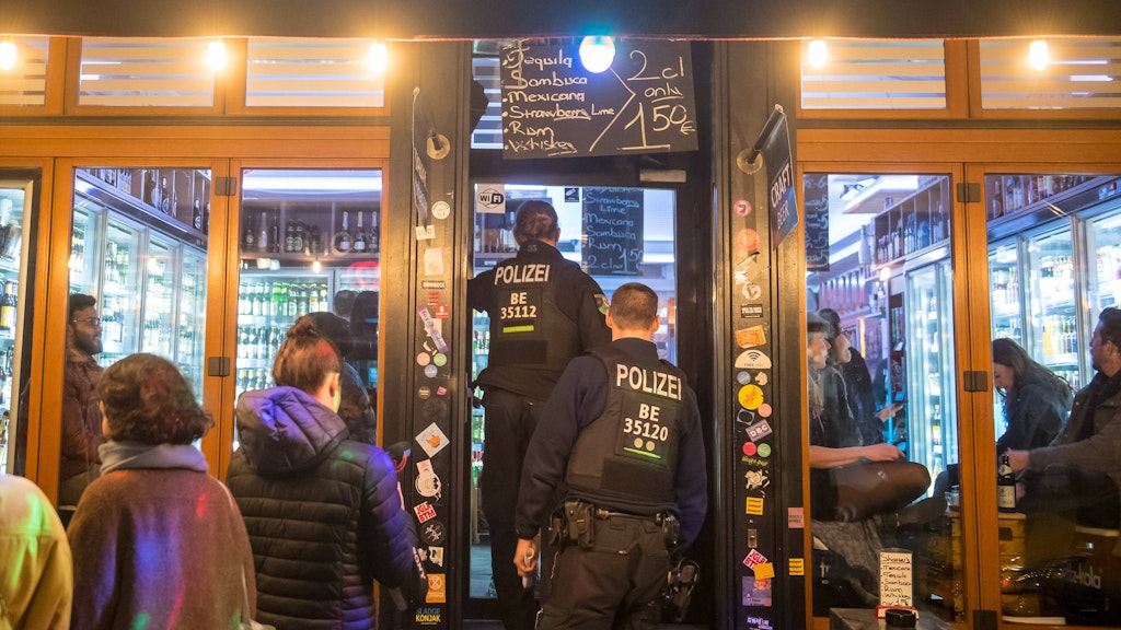 Munteres Treiben in den Spätis und Gaststätten Berlins.