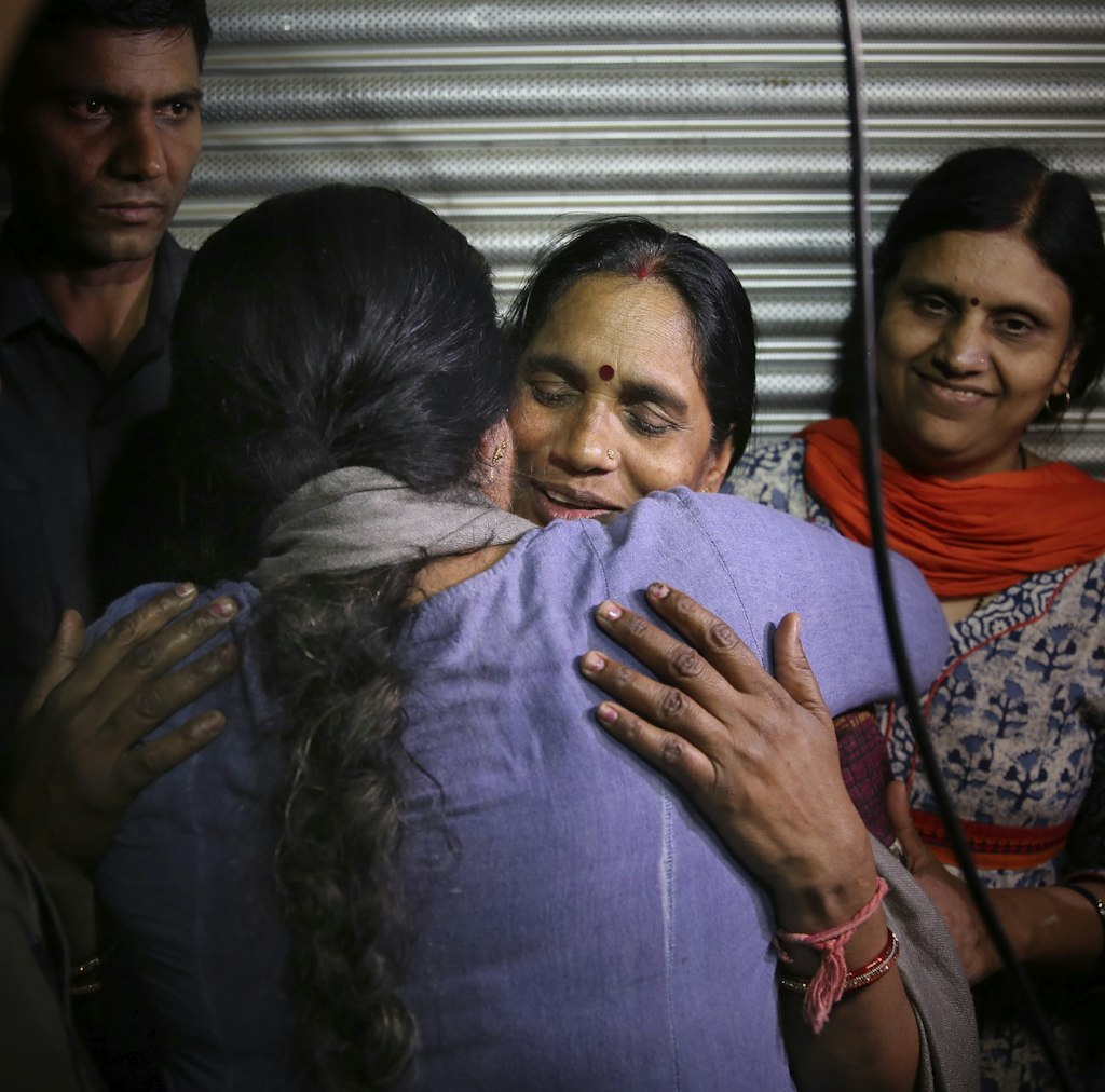 Asha Devi, die Mutter des Vergewaltigungssopfers, wird nach der Hinrichtung der Täter umarmt.