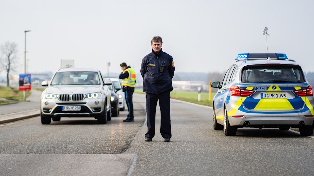 Polizisten kontrollieren die Ortsein- und Ausfahrt von Mitterteich. Seit Mittwochabend gilt im Ort eine Ausgangssperre, ab Sonnabend sogar im ganzen Bundesland Bayern.