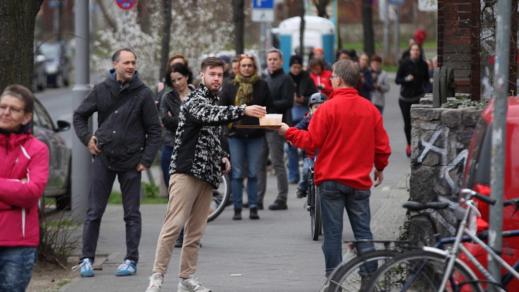 Inzwischen sind dem Blutspende-Aufruf schon viele Berliner gefolgt – das DRK hofft, dass die Nachfrage anhält.