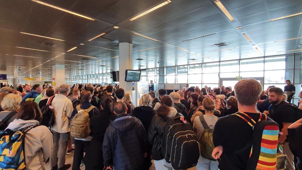 Am Flughafen Tegel kamen am Donnerstag zwei Maschinen aus Doha und aus Istanbul an. Von Sicherheitsabstand wegen Corona ist hier keine Rede.