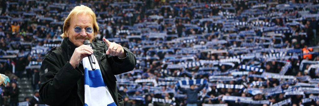 Frank Zander singt die Hertha-Hymne diesmal nicht live im Stadion, dafür auf Facebook.