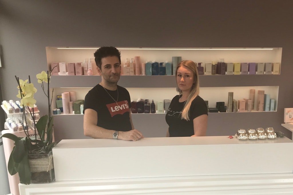 Friseur Önder Tekin arbeitet gemeinsam mit Kollegin Irina weiter in seinem Salon.