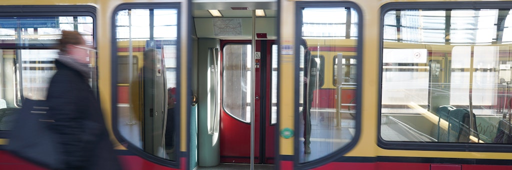 Bei der S-Bahn öffnen sich die Türen mittlerweile automatisch. Dies soll eine Sicherheitsvorkehrung sein, um die Corona-Pandemie einzudämmen.