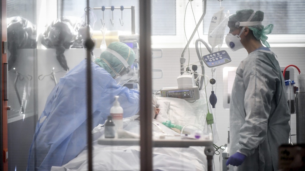 Auf der Intensivstation des Krankenhauses von Brescia (Italien) wird ein Corona-Patient behandelt