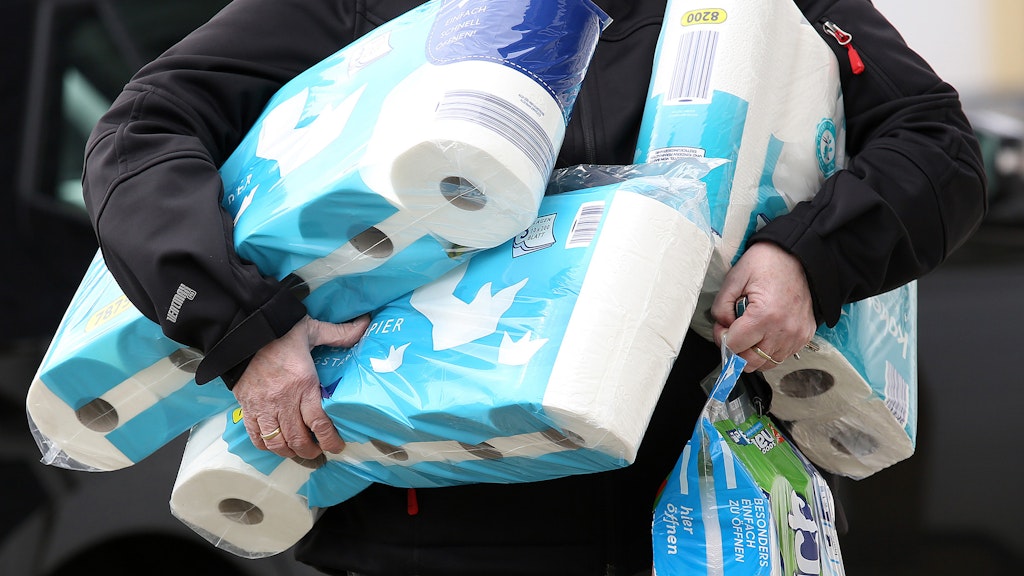 Ein Mann trägt eingekauftes Toilettenpapier und Küchenrollen aus einem Supermarkt. Solche Hamsterkäufe sind vieler Orts derzeit ein echtes Problem. 